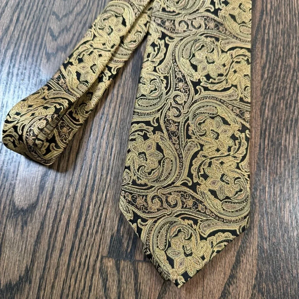 Vintage Umberto Bossi silk tie